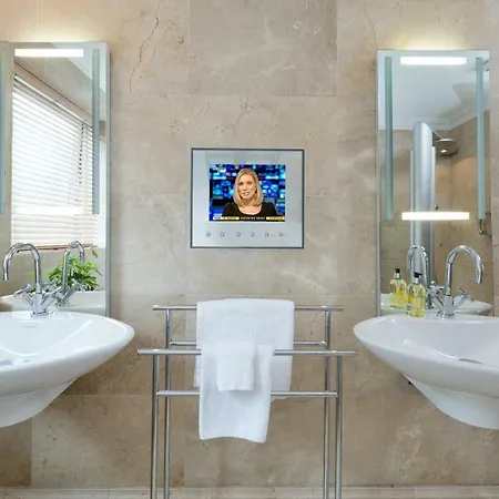 Luxury Center Penthouse Apartment *