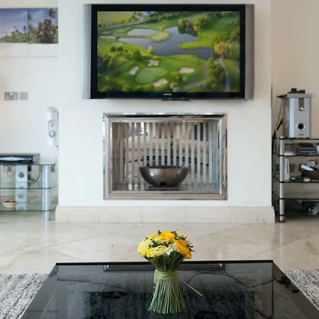 Luxury Center Penthouse Apartment *